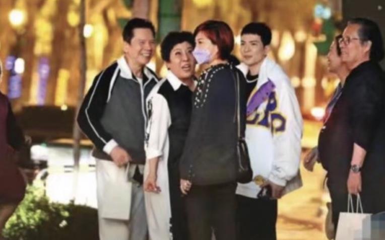 向佐当爸后低调晒幸福，头像换成一家三口合照，郭爸爸却情绪低落