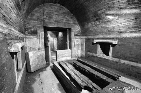 李莲英究竟怎么死的？1966年挖开他的墓地，遗骸只剩下一颗头颅