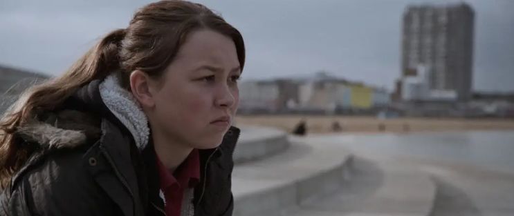 年幼弟妹要照料，瘾君子母亲要供养，这个高中