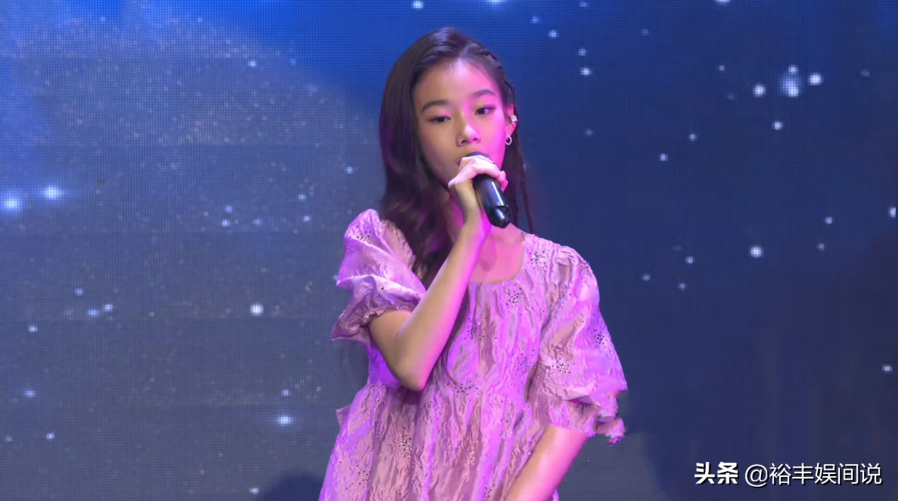 富士康老板娘与女儿展示超难动作！46岁貌美如花，被赞两位少女