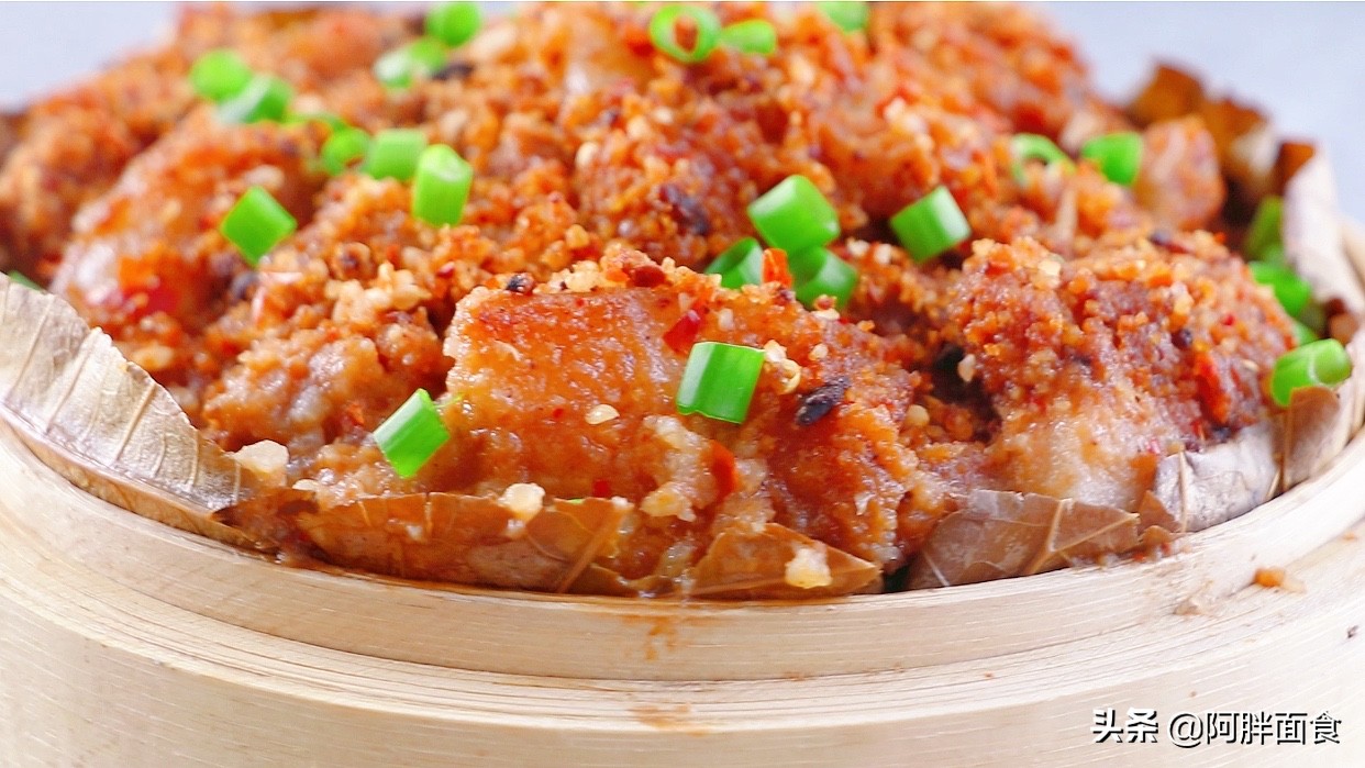 把五花肉放鍋中蒸一蒸，教會你，一層比一層好吃，年夜飯待客有面