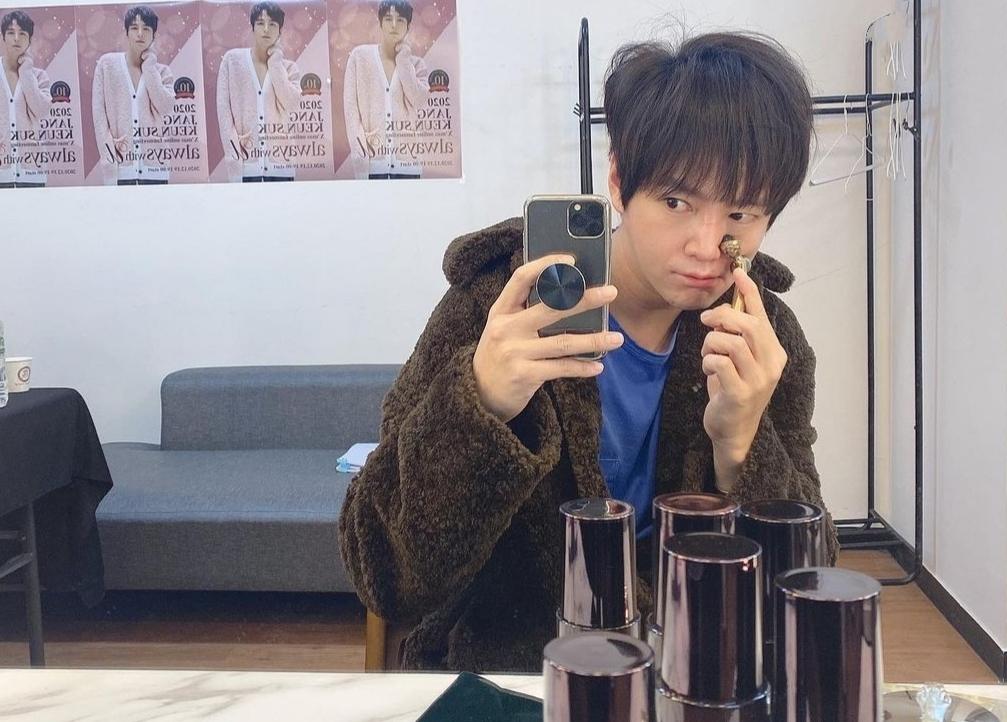 张根硕晒照曝近况在见面会后台用瘦脸仪消肿被指偶像包袱太重