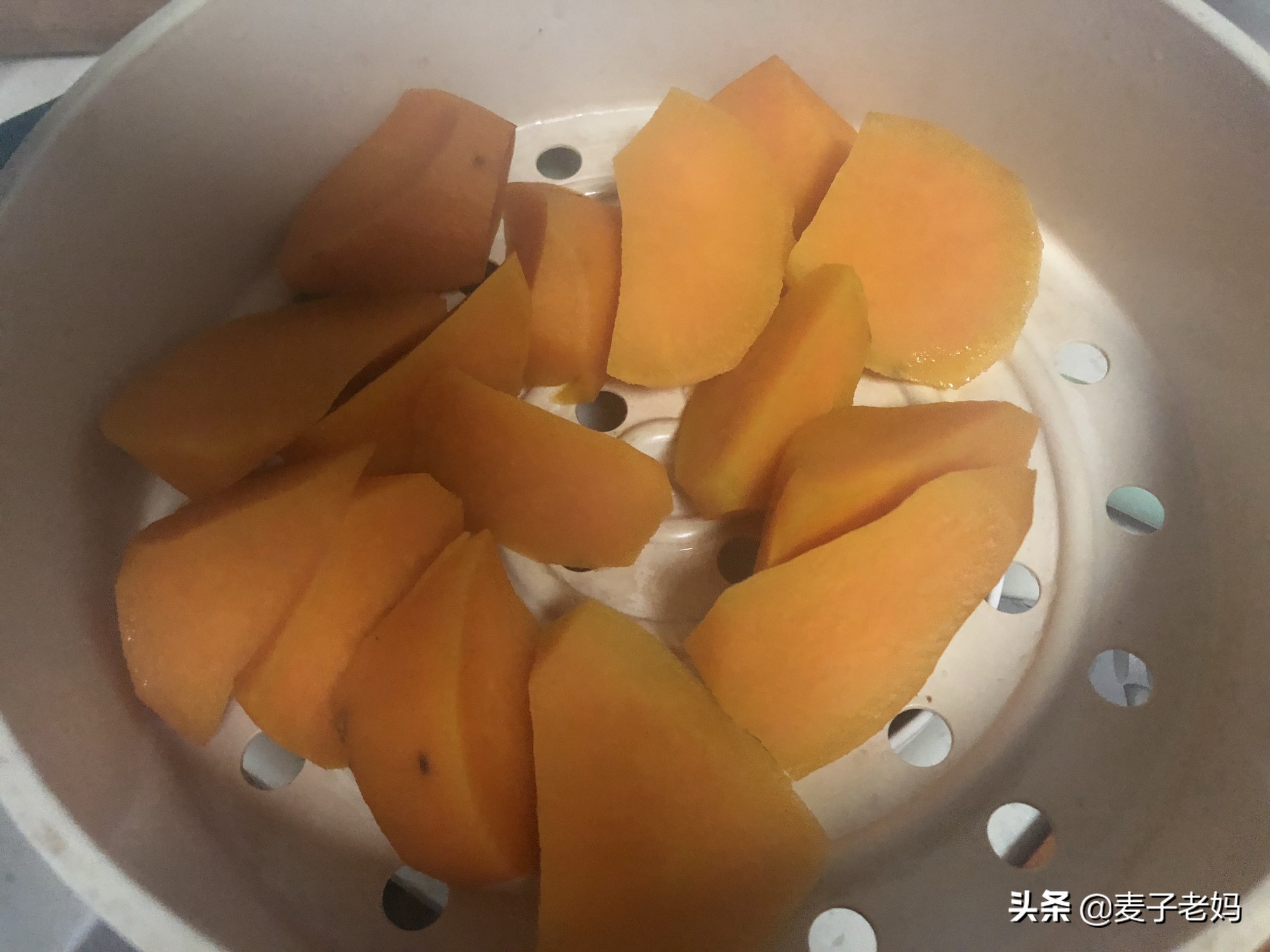 Pink of polished glutinous rice adds milk to mix, bake, outside fragile li of glutinous, added sweet yam stuffing to still can explode oar