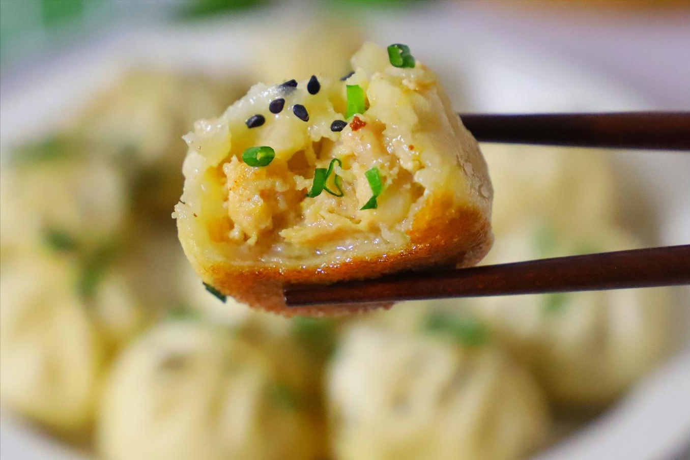 早餐不知吃什麼，就試試這款懶人煎包吧！ 一口下去鮮嫩多汁又酥脆