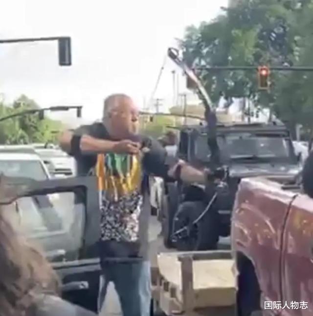 美国白人男子用弓箭瞄准黑人，箭还没射出去就