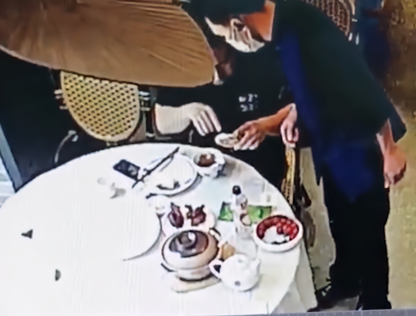 杭州65岁男子吃饭时猝死，一支7人豪华医疗团瞬间出现，太幸运了！ - 哔哩哔哩