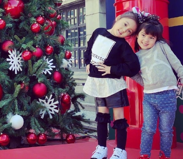 有種“姐姐”叫咘咘，和妹妹波妞合照時，咘咘的手永遠護著妹妹