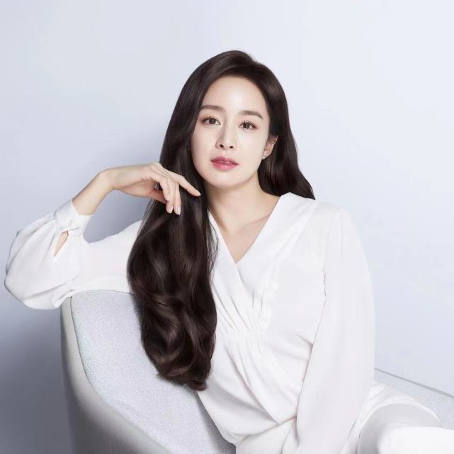 Rain金泰希街頭散步，相愛八年仍然熱戀，走路都抱得緊緊的