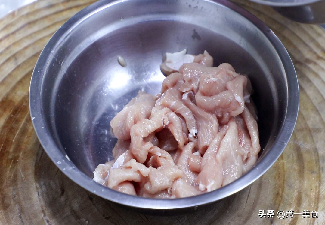 图片[3]-四川人都喜欢吃的酸辣滑肉 肉片这样腌制 口感嫩滑 酸辣爽口-起舞食谱网
