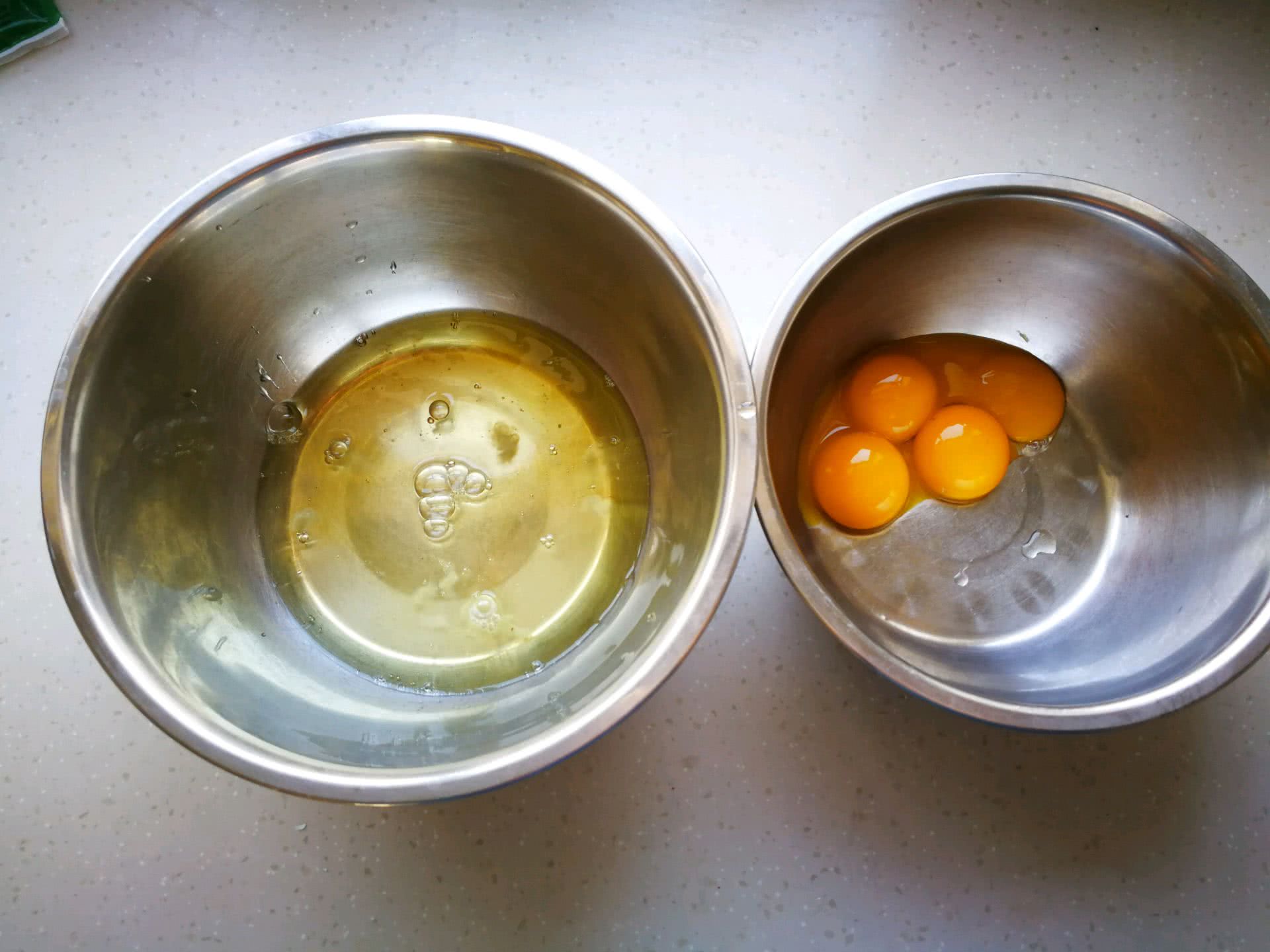 蛋糕卷不用出去买着吃了，在家就能做，口感绵密做法简单