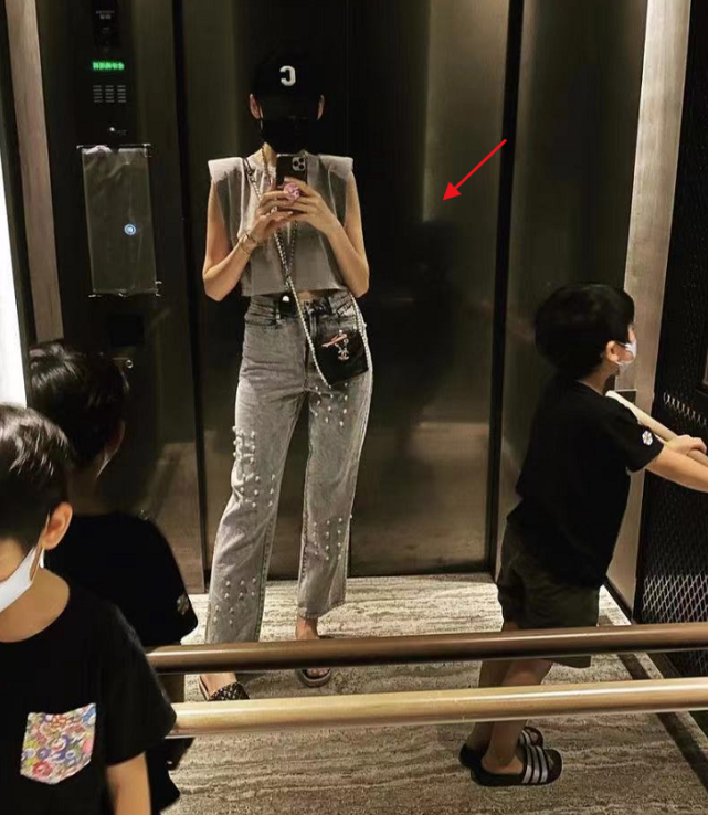 林志颖老婆带儿子逛超市，双子星俩月没出门，手捧零食摆拍超开心