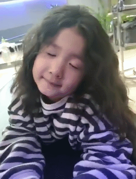 张亮5岁女儿近照，一头卷发对镜臭美，五官和哥哥天天如复制粘贴