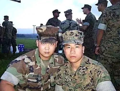 在美国军队里，有那么多华裔服役，如果在战场上碰到该怎么办？