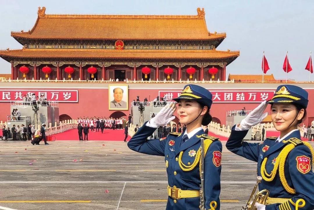 湖北美女神枪手：考入名校后参军，在部队获评优秀，还曾参加国庆70周年阅兵