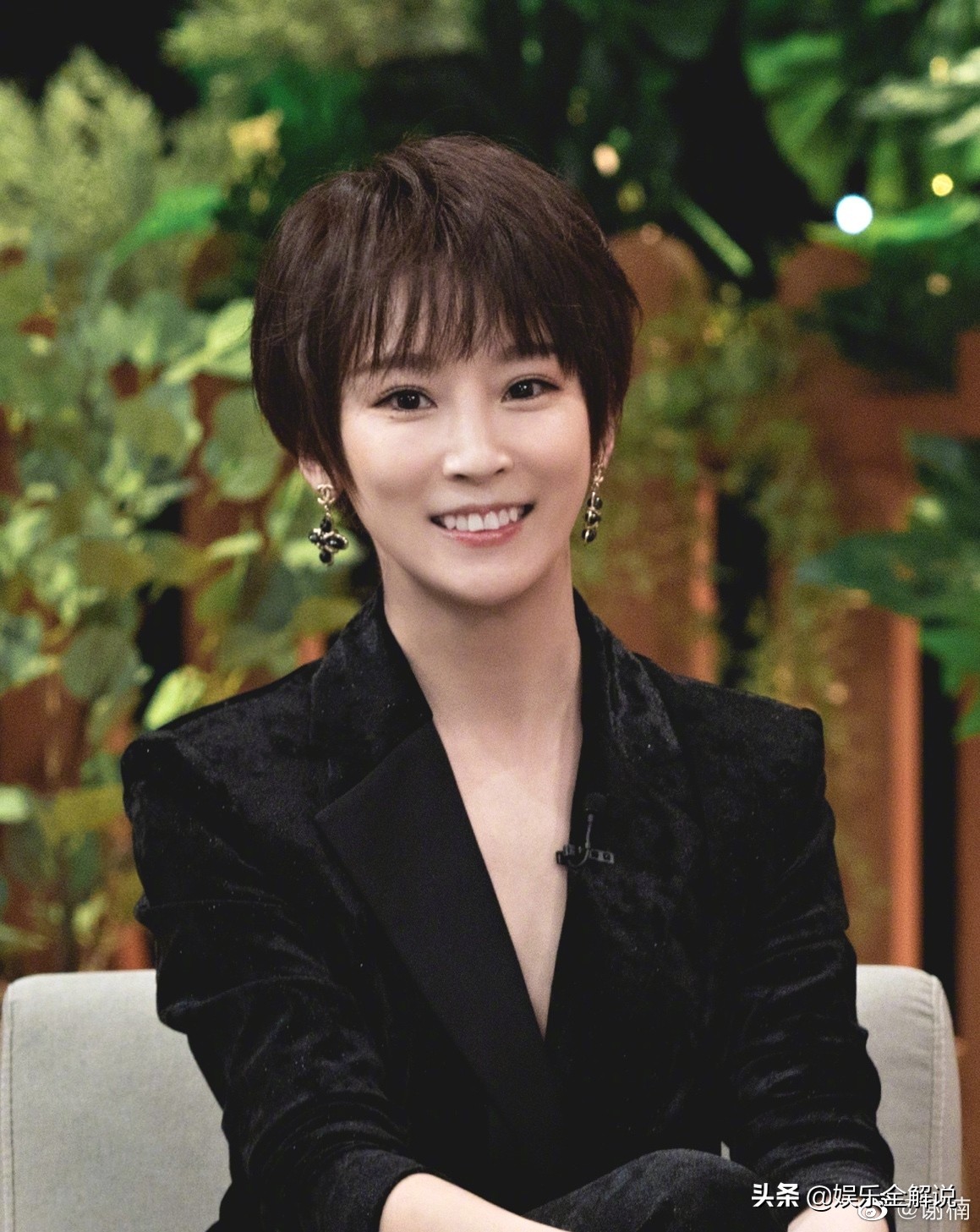 郑爽张开腿坐路边自拍，网友直呼其疯疯癫癫，