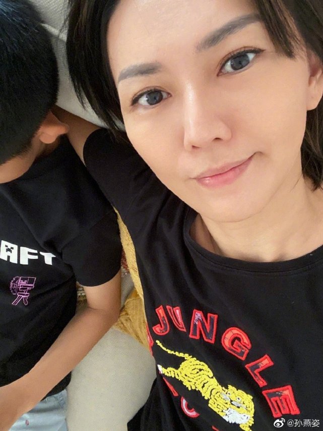 孫燕姿與老公貼頭合照慶結婚十週年，罕曬一家四口全家福超溫馨