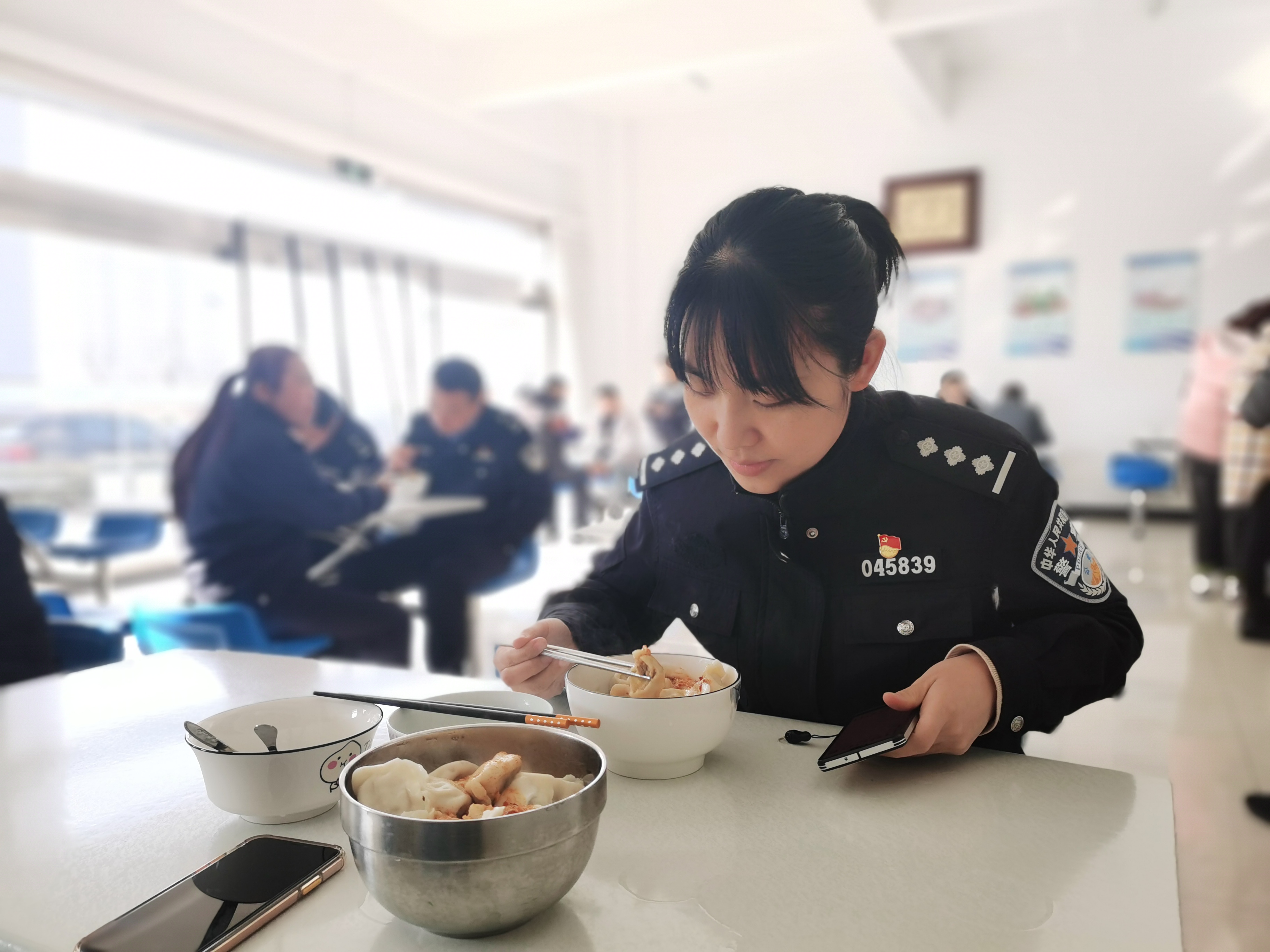 合阳公安包饺子过冬至岗位上的舌尖味道暖警心