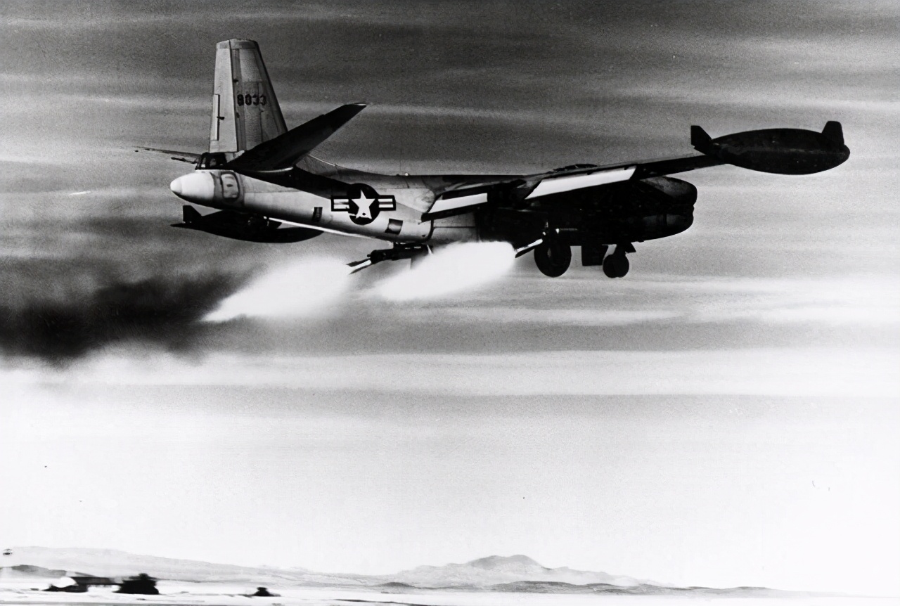 1969年，朝鲜击落美国EC-121大型侦察机，美国为何认怂了？