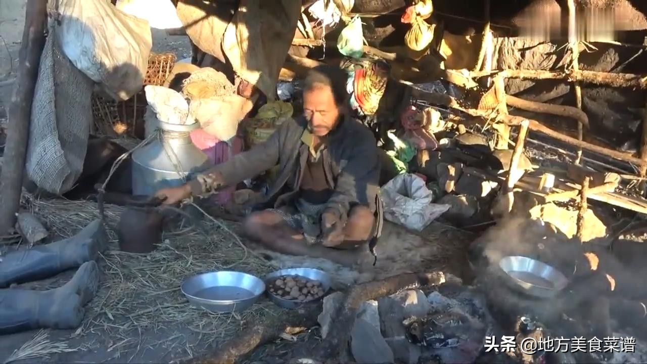 尼泊尔山区牧民特意用大米饭招待我，为表示感谢送他2000卢比