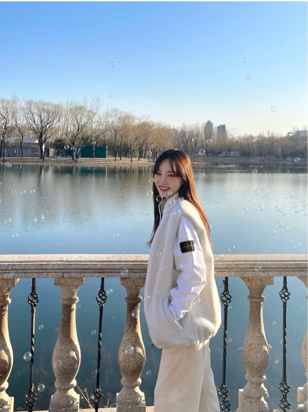 李小璐撇下甜馨逛公園，疊穿馬甲甜美又少女，衣品是越來(lái)越好了