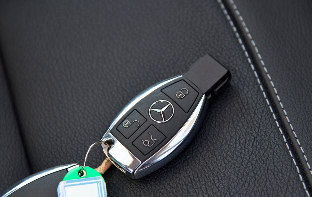 国产降价冠军！打五折都没人买？奔驰旗舰SUV换