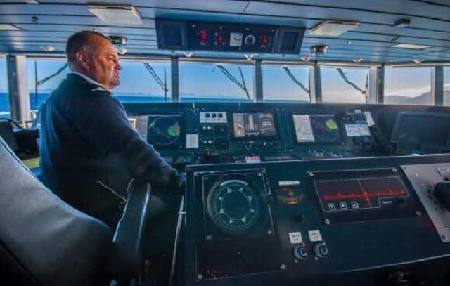 美俄军舰海上相遇，美舰直接撞过来，俄舰长果断下令