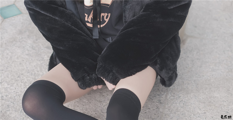 【福利姬】让人喜欢的黑丝及膝袜小细腿！太美了（48P）