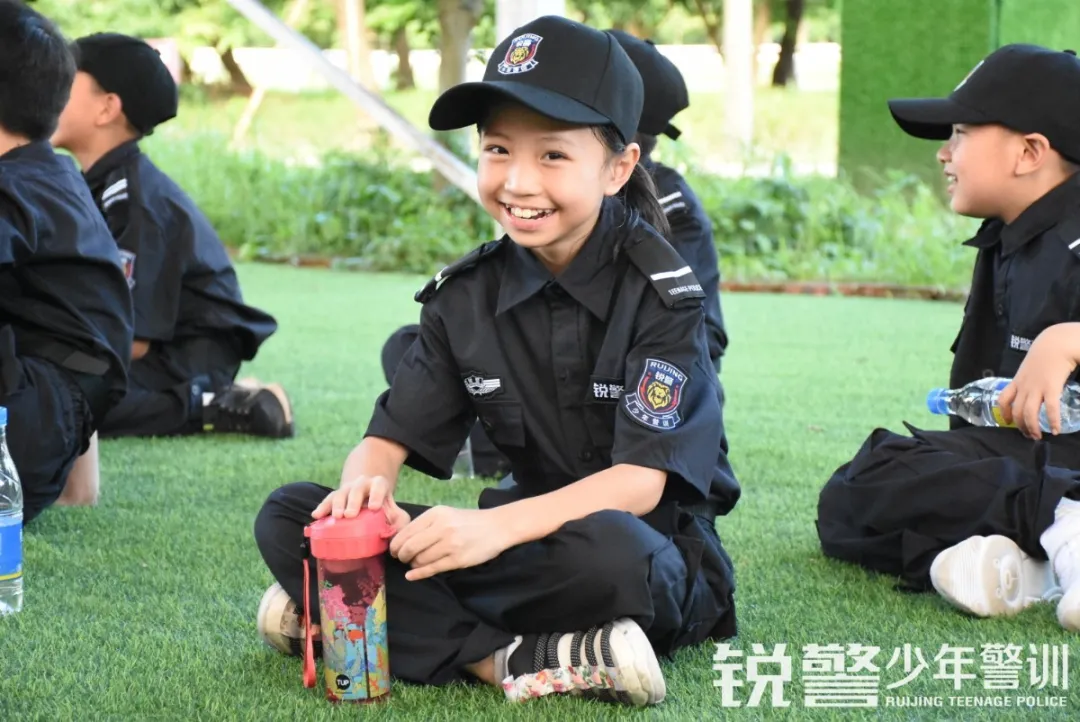 锐警少年警训夏令营：走进警营，撰写独立坚强的新篇章