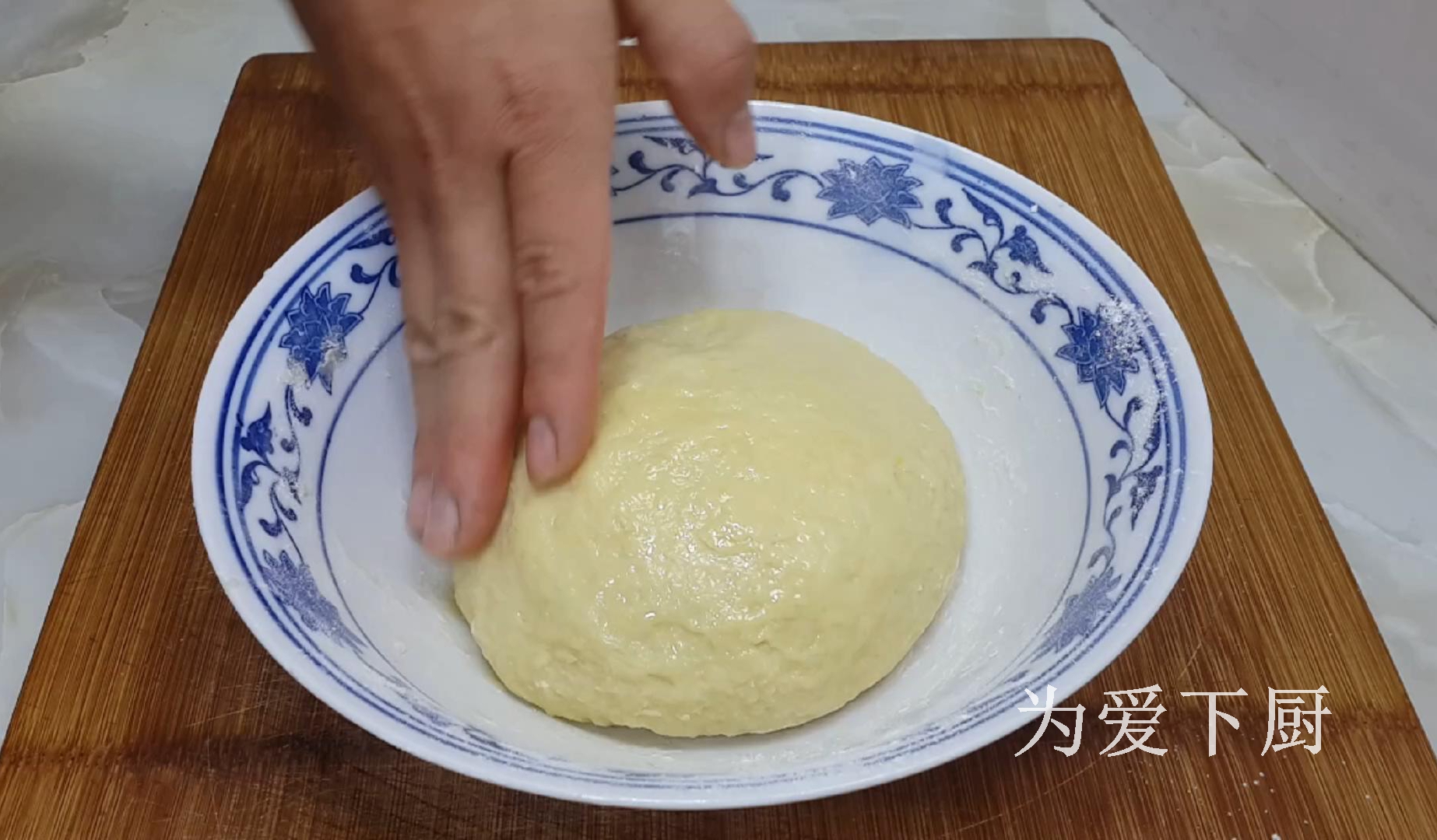 2個雞蛋，半斤麵粉，鍋裡炸一炸，鬆軟又香甜，比麵包油條還好吃