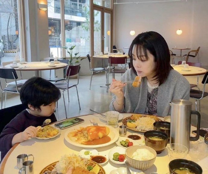 为母则刚！蔡琳离婚风波后晒出儿子照片，五官