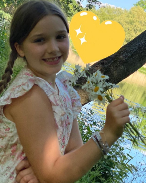 贝克汉姆9岁女儿秀厨艺，身材圆润又胖了一圈，口中牙齿参差不齐