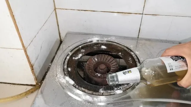 不用花钱做厨房保洁,一个小妙招让你家的燃气灶立马锃亮如新