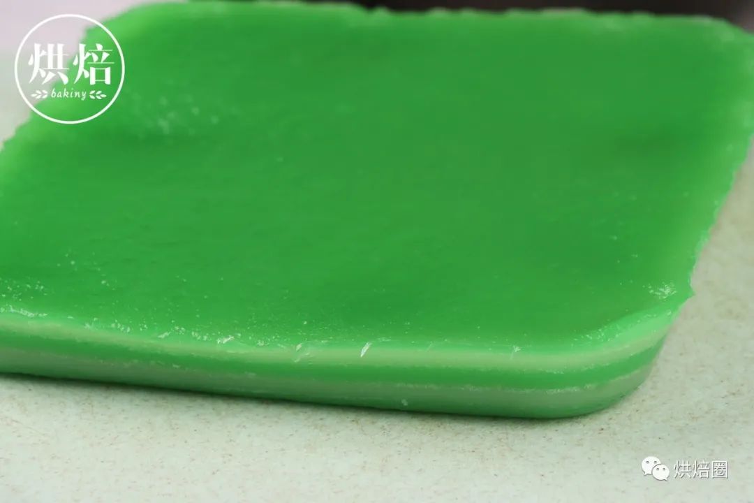 這綠綠的木薯千層糕好清新在東南亞很出名吃起來又糯又潤