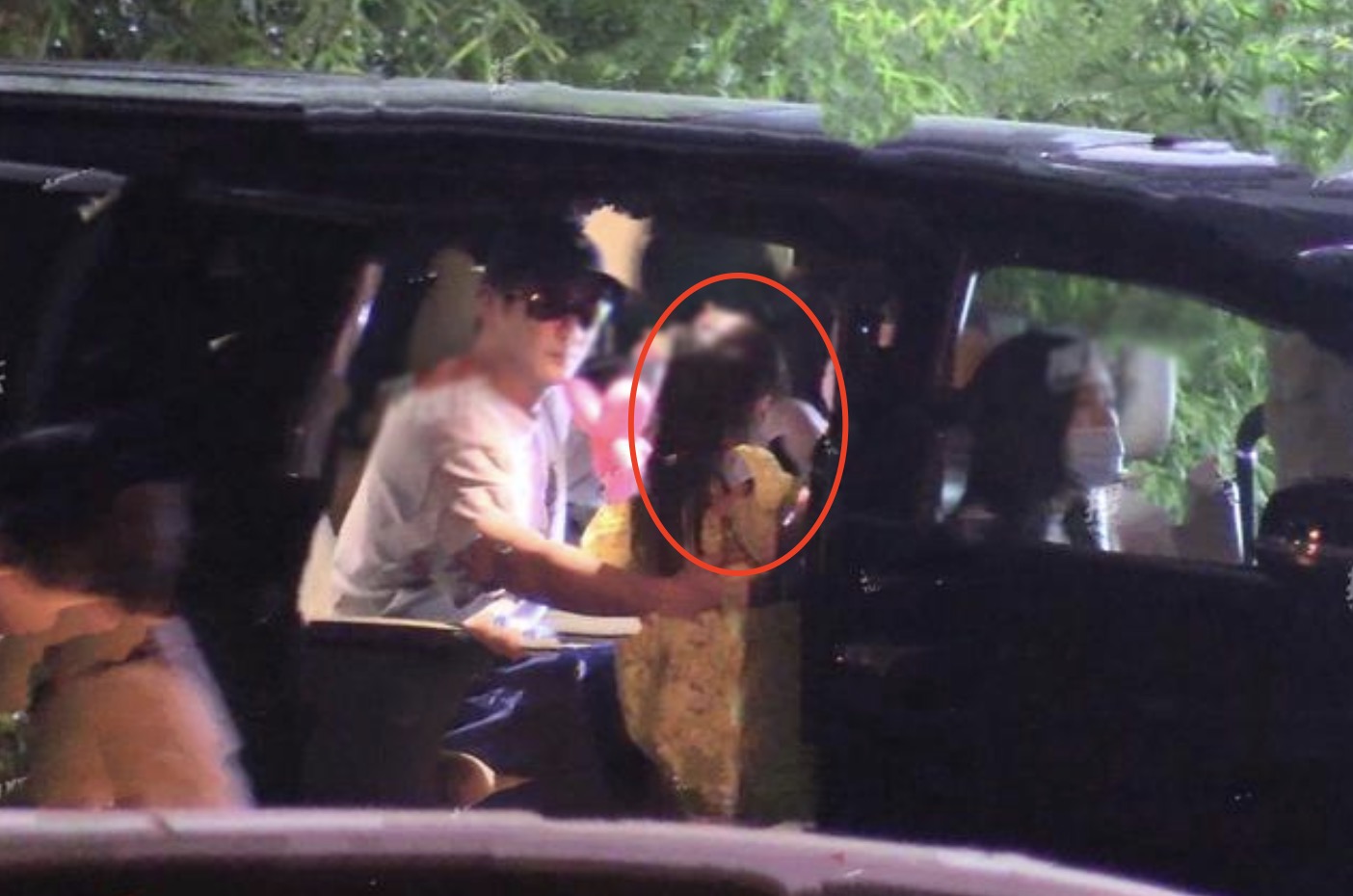 度假一家三亞度假被偶遇，神秘女孩兒現身，再被質疑是霍思燕二胎