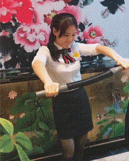 搞笑动图:这妹子实在太有趣了