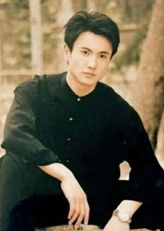 沈腾亲姐晒近照，巴掌脸配S曲线身材火辣，和弟弟同框像两代人？