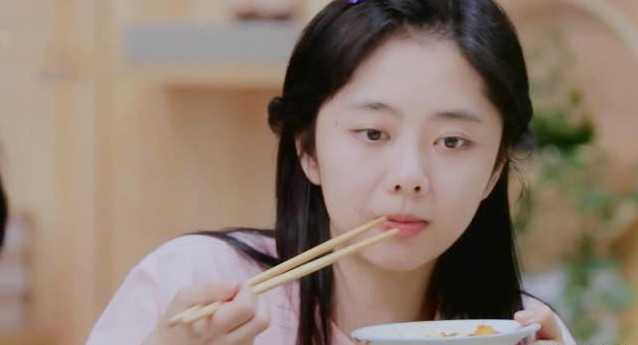 郑爽被比下去了？同框谭松韵毫无偶像包袱，差