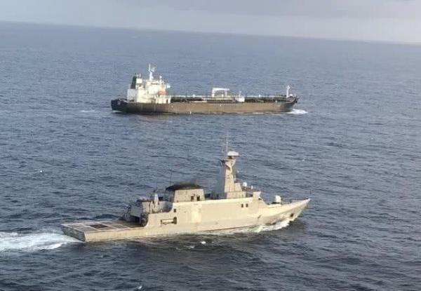 反美先锋强硬打响第一枪，大批军舰倾巢出动，