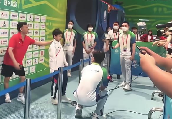 终于接受采访！全红婵被一群记者围住，婵妹：先回家见爸妈再去玩