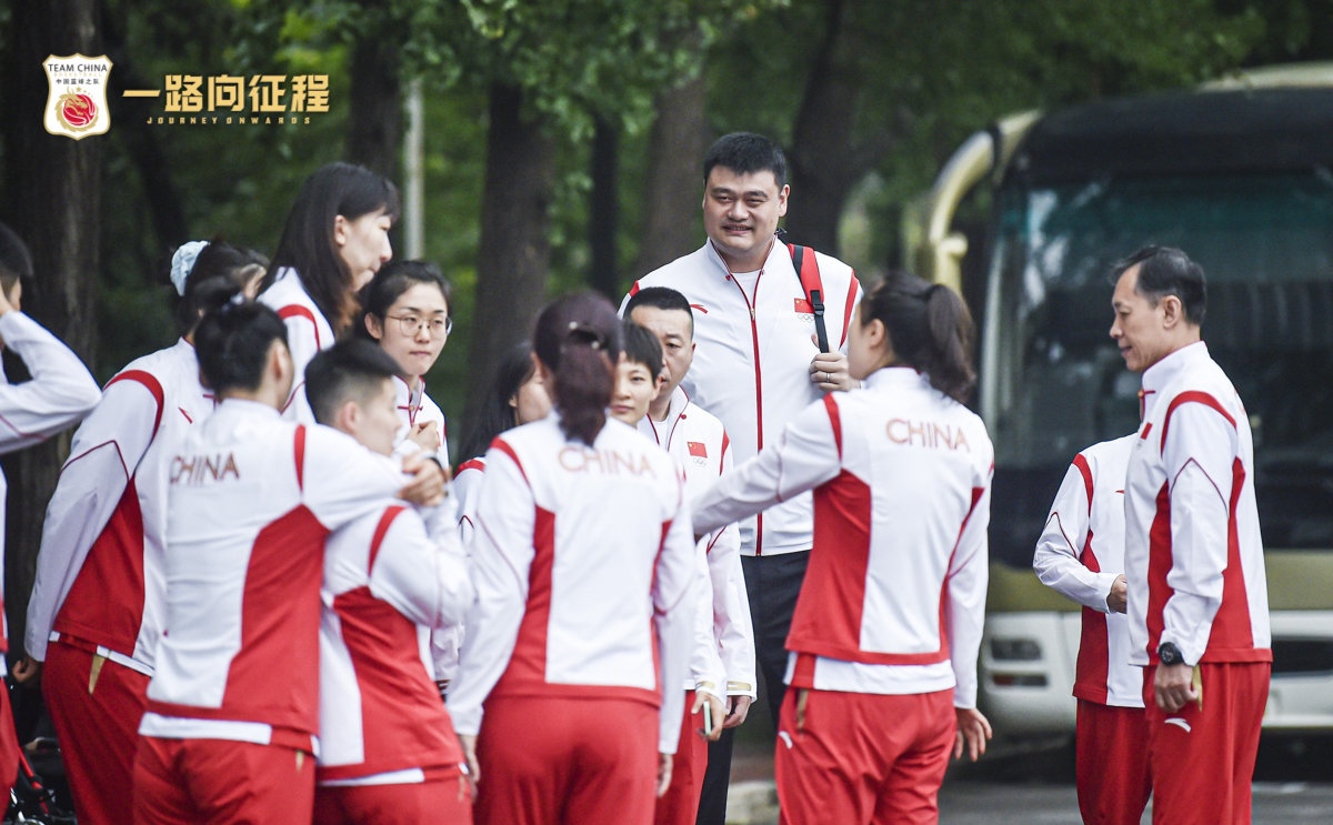 中国女篮出征奥运，姚明担任领队，主帅跟腱断裂穿保护靴出征