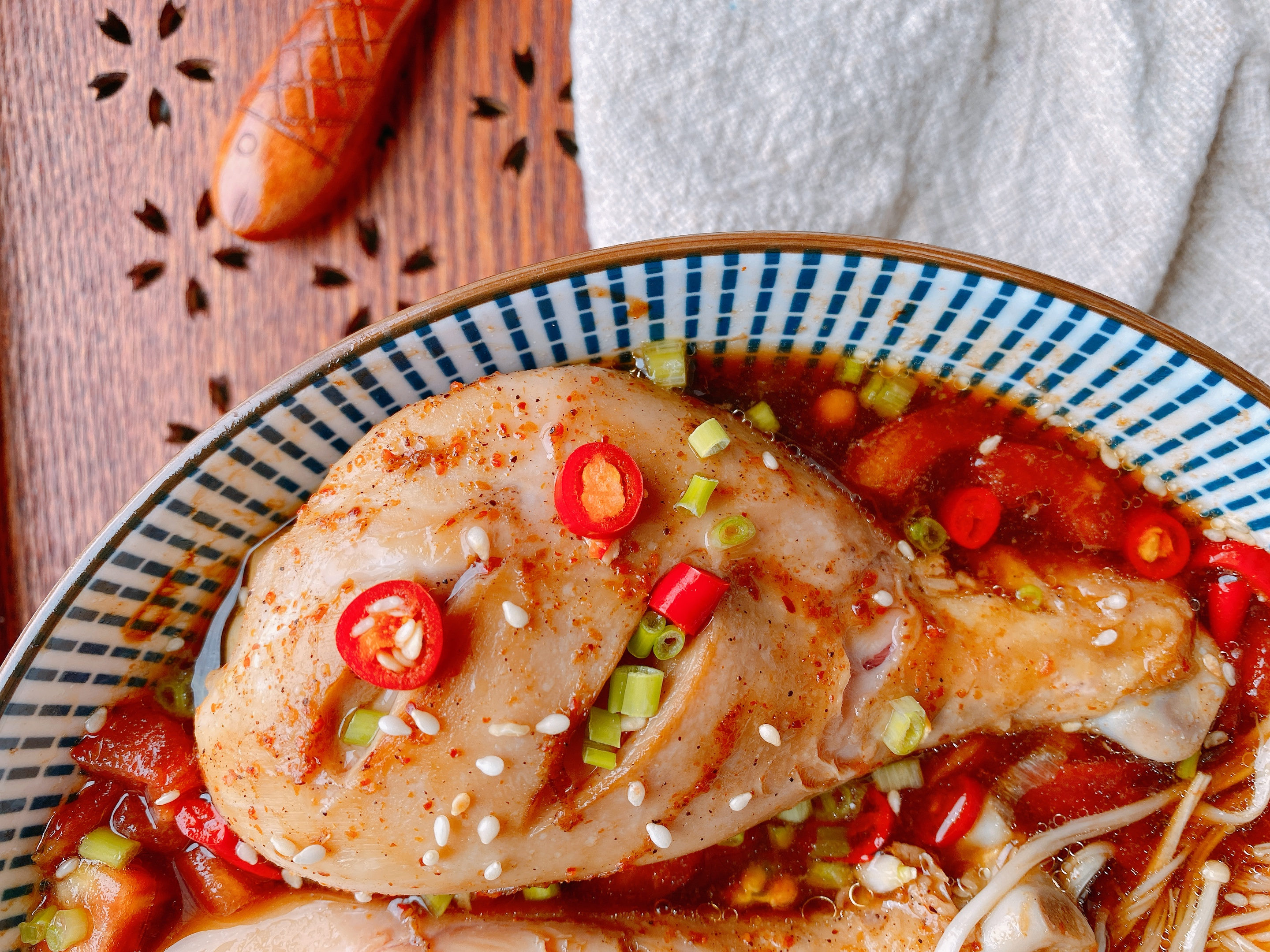 无水无油的蒸鸡腿，掌握1个秘诀，低脂低热量，鲜嫩多汁超好吃