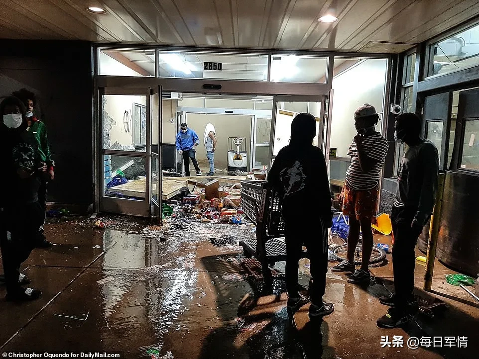 打砸抢烧乱成一锅粥，老美还四处秀肌肉！真的