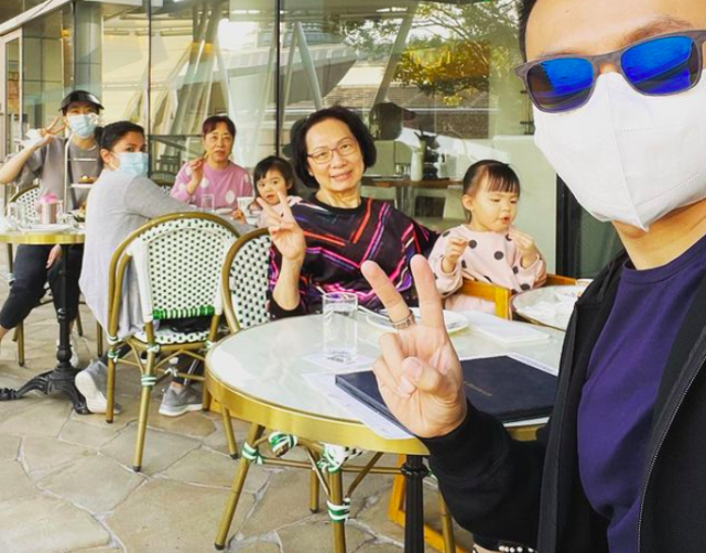 熊黛林小女兒黏奶奶，吃東西遠離姐姐和外婆，兒時要郭可頌媽媽抱