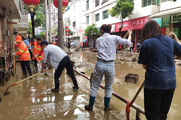 镇坪县市场监管局积极开展灾后清淤工作