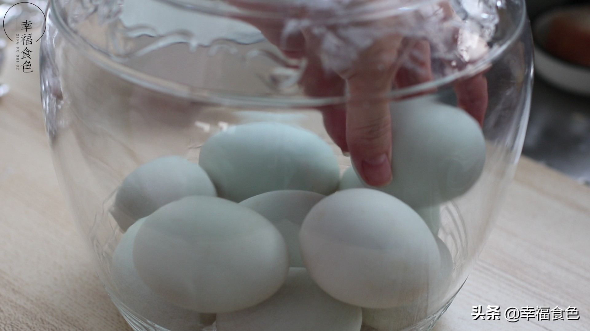 饱和盐水法做出来的咸鸭蛋，100％成功，切开蛋黄个个都冒油