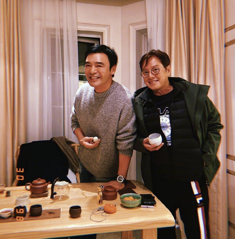 陳小春夫婦好友聚會，鐘鎮濤譚詠麟同框，佘詩曼素顏出鏡讓人意外