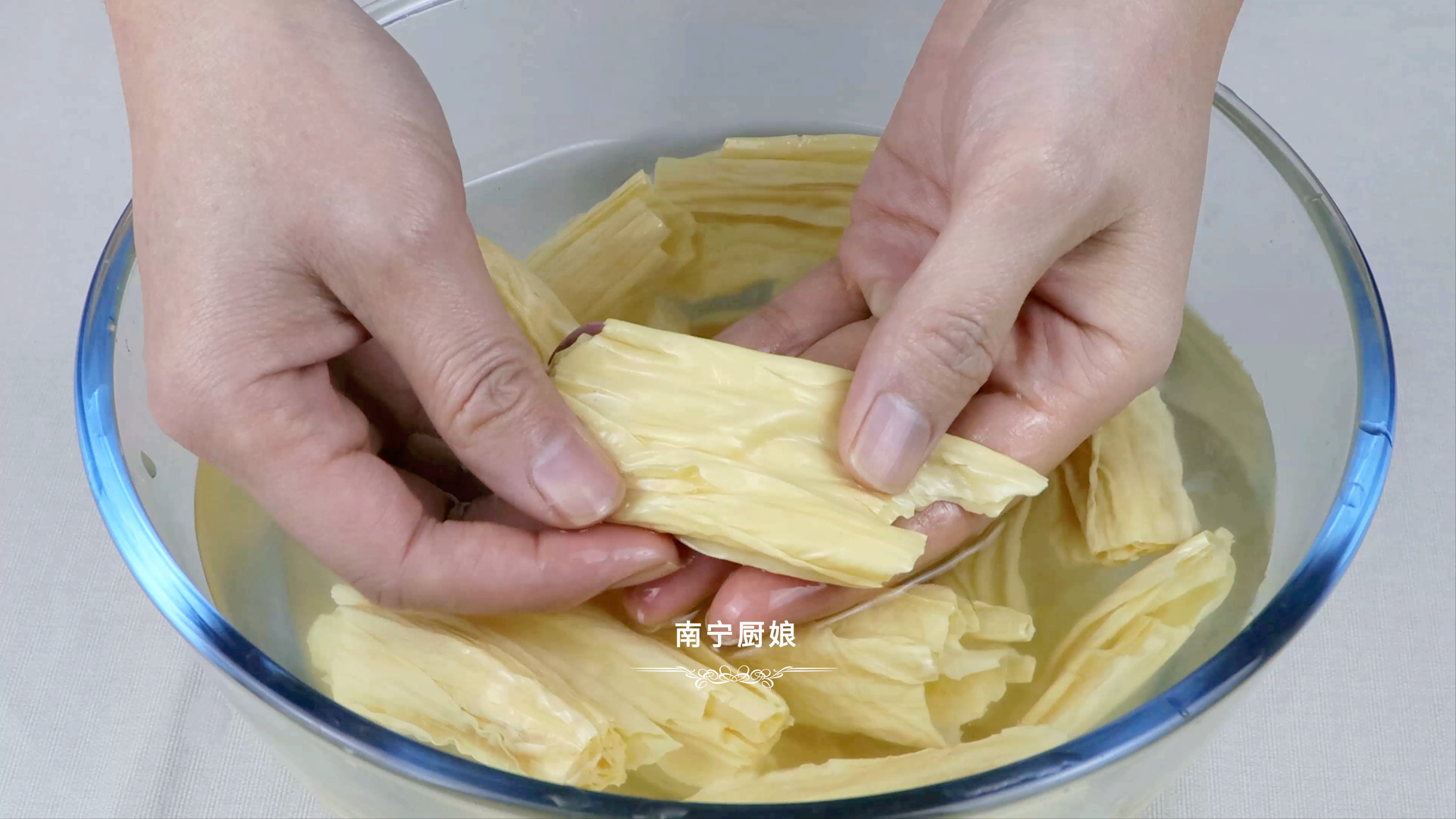 泡腐竹時，很多人把水放錯了，大廚教你一招，泡發快速還沒有硬芯