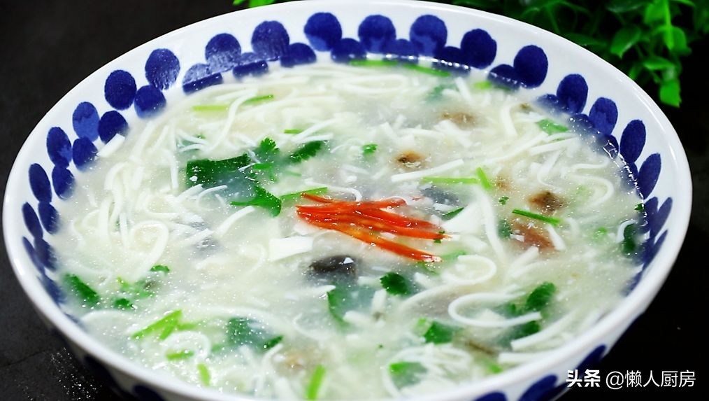 豆腐切絲，與皮蛋絕配，這樣做成湯羹，細膩爽滑，營養又美味