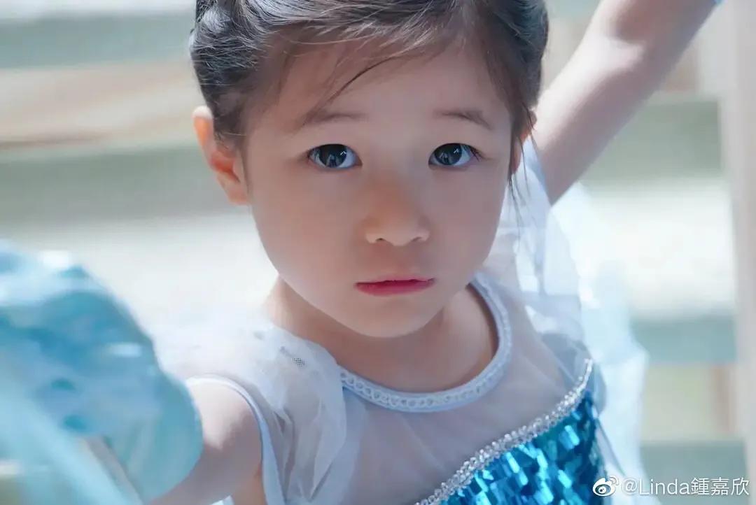钟嘉欣为49岁老公庆生，晒2岁儿子萌照，称有其父必有其子