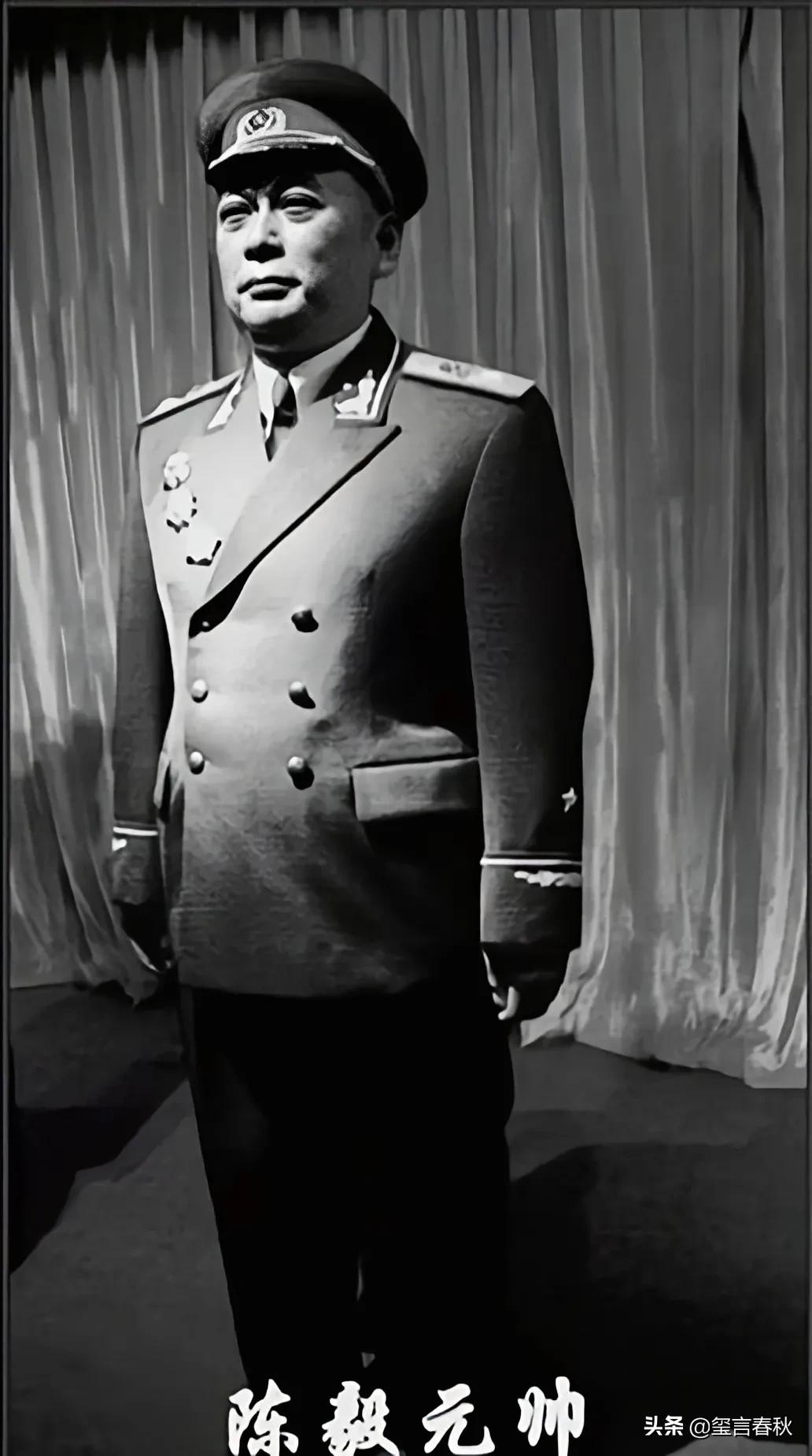 解放军首次授衔前夕，毛泽东不要军衔，罗荣桓